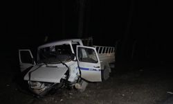 Otomobil ile kamyonet çarpıştı: 1 ölü, 2 yaralı
