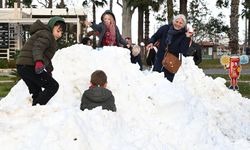 Kemer'de çocukların kar eğlencesi