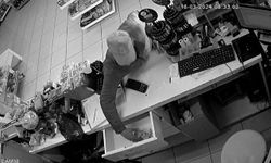 Hırsızlık olayı kameraya yansıdı