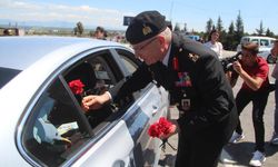 Tuğgeneral Hekimoğlu, sürücülere çiçek verdi