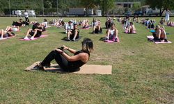 Kemer'de açık havada yoga