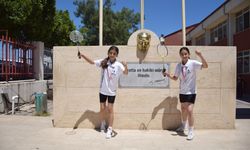 Antalyalı Melis ve Elif şampiyonaya gidiyor
