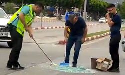 Trafik polisleri yoldaki cam kırıklarını temizledi