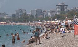 Konyaaltı Sahili'ne turist akını