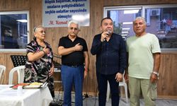 Başkan Böcek lokma dağıttı