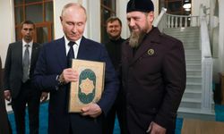 Putin Kuran-ı Kerim'i öptü