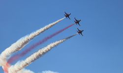 Türk Yıldızları izleyenleri büyüledi