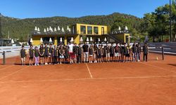 Kemer'de öğrencilere tenis dersi