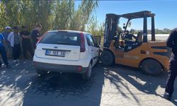 Forklift otomobilin motoruna saplandı