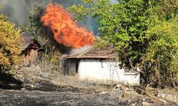 Kumluca'da orman yangını! Alevlerin arasında kalan ev yandı