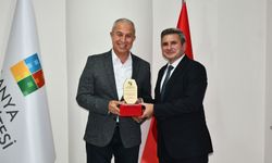 Başkan Özçelik'e plaket