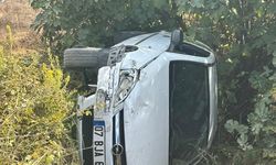 Manavgat'ta araç şarampole devrildi