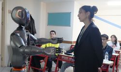 Türkiye'nin ilk insansı robotu öğretmenliğe başladı