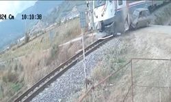 Yolcu treni ile otomobil çarpıştı