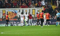 Kayserispor-Galatasaray maçında taraftar sahaya girdi