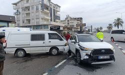 Kamyonet ile otomobil çarpıştı