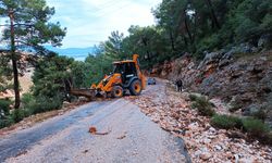 Finike'de kapanan yol temizlendi