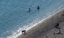 Antalya Konyaaltı Sahili'ne akın etti