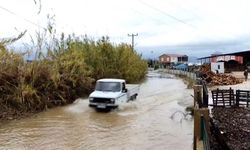 Antalya'da sağanak! Tarım arazilerini su bastı