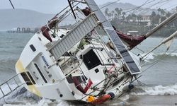 Fırtına ve yağış etkili oldu, yelkenli tekne karaya vurdu