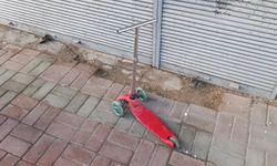 Çocuk scooterına çarptı