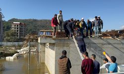 Kalıplar göçtü: 3 işçi yaralandı