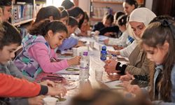 Kütüphanede öğrenciler için tam mesai