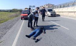 Motosiklet sürücüsü 50 metre sürüklendi