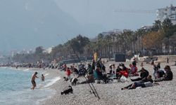 Antalyalılar Konyaaltı’na akın etti