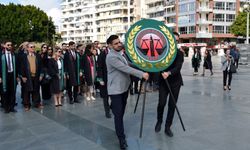 Avukatlar çelenk sundu
