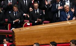 Papa Franciscus son yolculuğuna uğurlandı