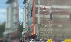 Alevlerden kurtulmak için binadan atladılar