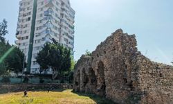 Lüks konutların arasında kalan tarihi hamam zamana direniyor