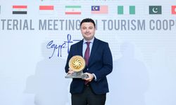 Antalya'ya ödülünü Kahire'de aldı