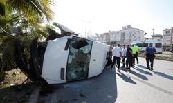 Kepez'de servis minibüsü devrildi