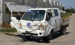 Kamyon ile hafif ticari araç çarpıştı