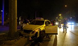 Antalya'da otomobil direğe çarptı: 1 ölü