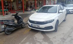 Motosiklet otomobile çarptı