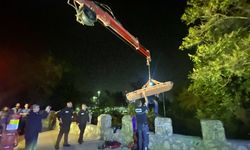 Köprüden beton zemine düştü, vinçle kurtarıldı