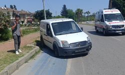Lastiği patlayan araç kaldırıma çarptı