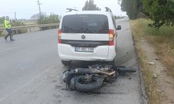 Duran araca motosiklet çarptı
