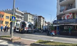 Motosiklet ile otomobil çarpıştı