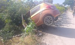 Virajı alamayan araçlar bahçeye uçuyor