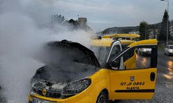 Seyir halindeki taksi alev aldı