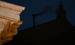 Sistina Şapeli’nden siyah duman yükseldi
