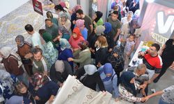 Mağazaya girmek için adeta birbirlerini ezdiler