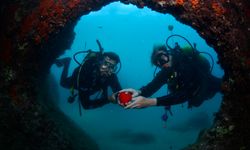 Turistlerden 'Sevgi Geçidi'nde hediye