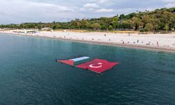 Denizde Türk ve Filistin bayraklı mesaj
