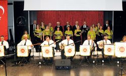 Emekli subay ve eşlerinden türkü konseri