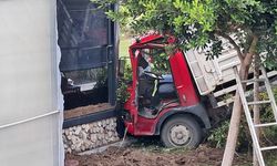 Serik'te kamyonet bahçeye uçtu